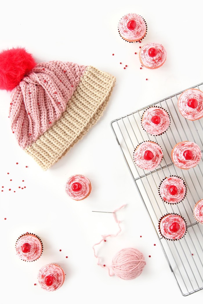 Mütze selber stricken als Cupcake, rote Bommel als Kirsche, DIY Weihnachtsgeschenk für Freundin 
