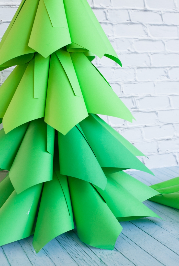 tannenbaum basteln papier vorlage, weiße ziegelwand, ombre look, grüner bastelkarton