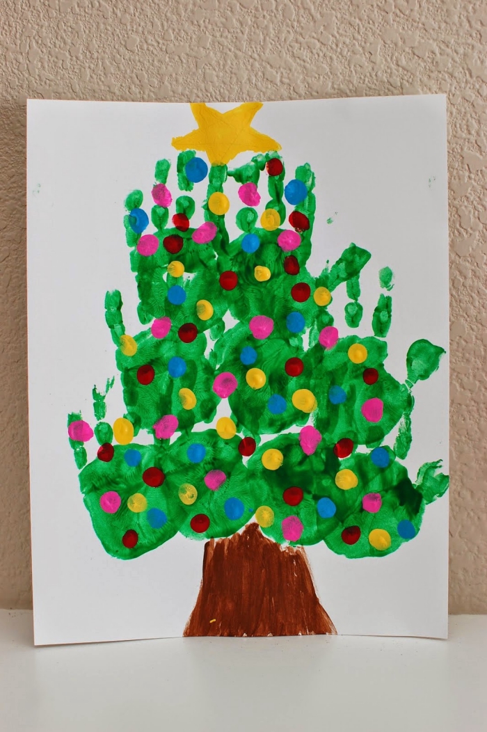 tannenbaum malen, basteln mit kindern zu weihnachten, grüne aquarellfarbe, hände