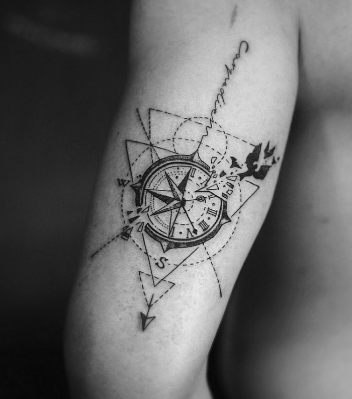 taschenuhr tattoo am oberarm, tätowierung in schwarz und grau, geometrische motive