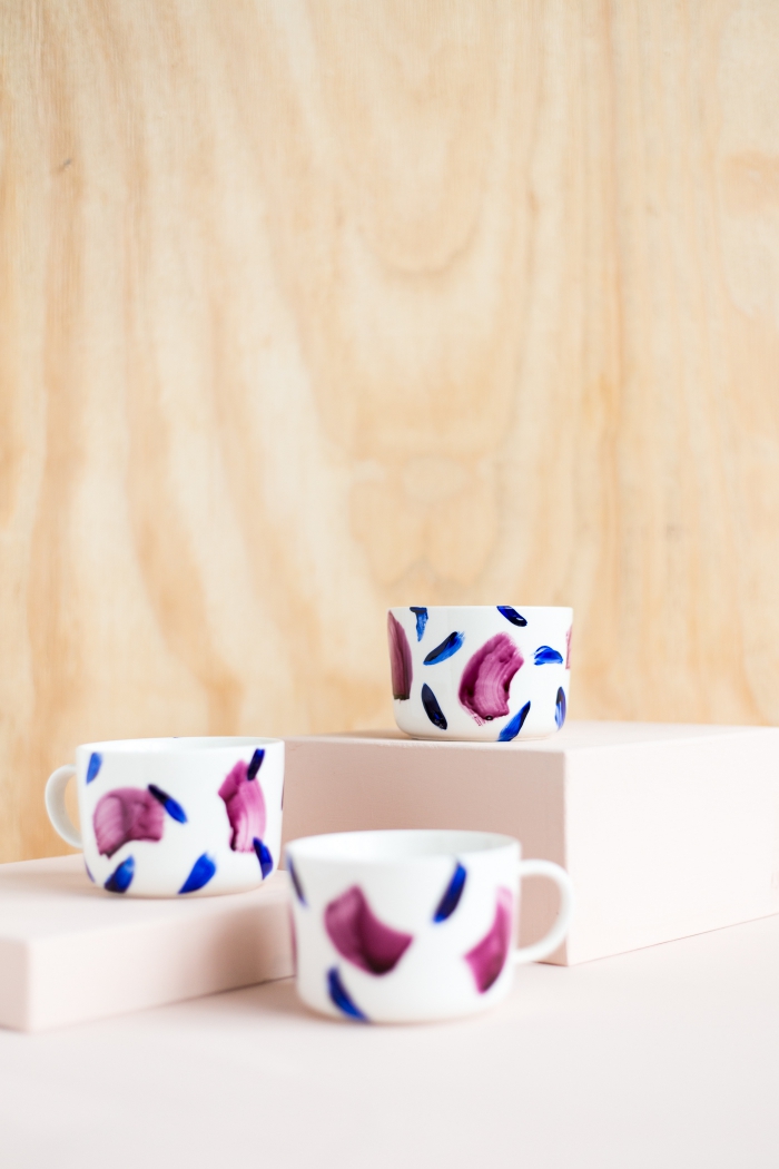 tassen bemalen, diy geschenke, kaffeetassen dekroiert mit porzellanfarbe, einfach