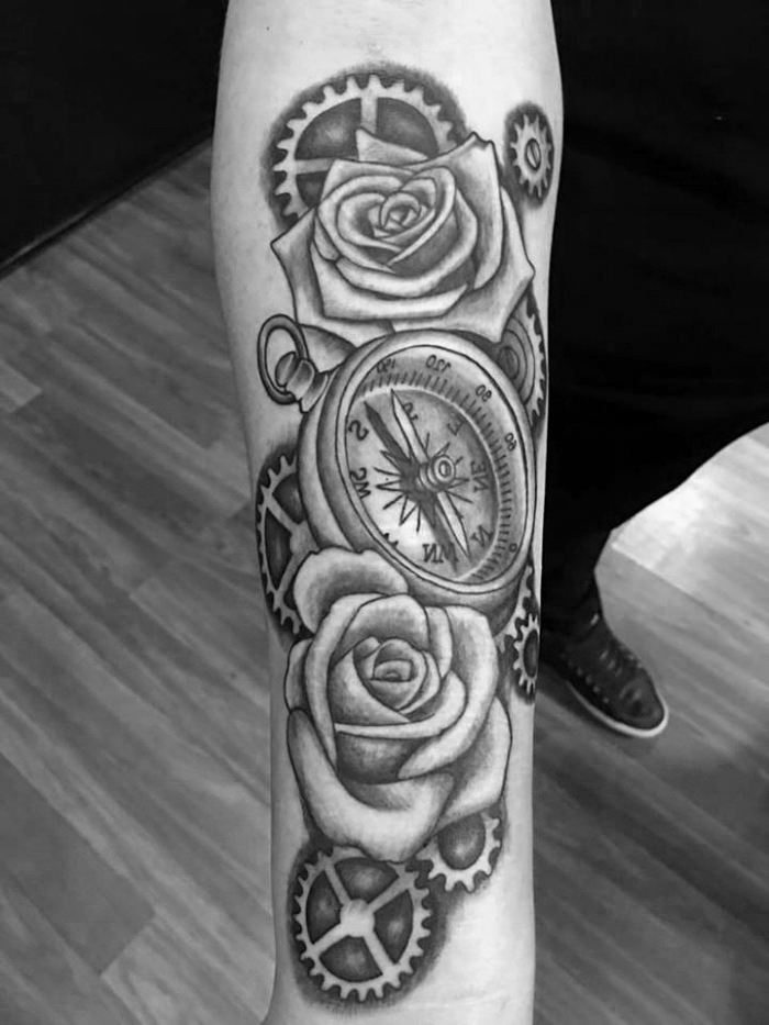 realitische detaillierte tätowierung, viele zahnräder, weiße rose tattoo beduetung