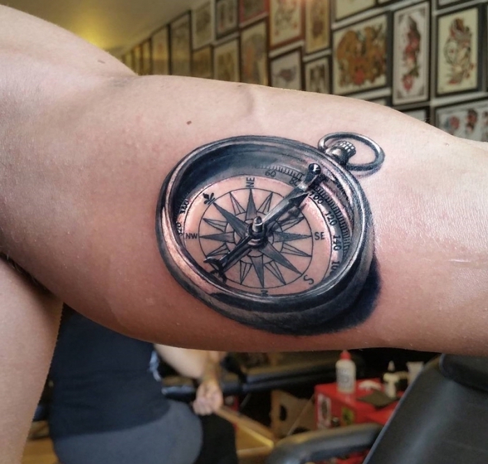 tattoo kompass, mann mit super realitischer tätowierung am oberarm, viele bilder
