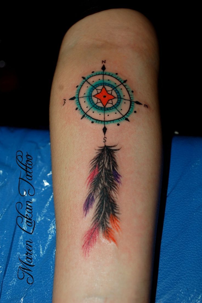 tattoo vorlagen arm, farbige tätowierung, bunte feder, traumfänger