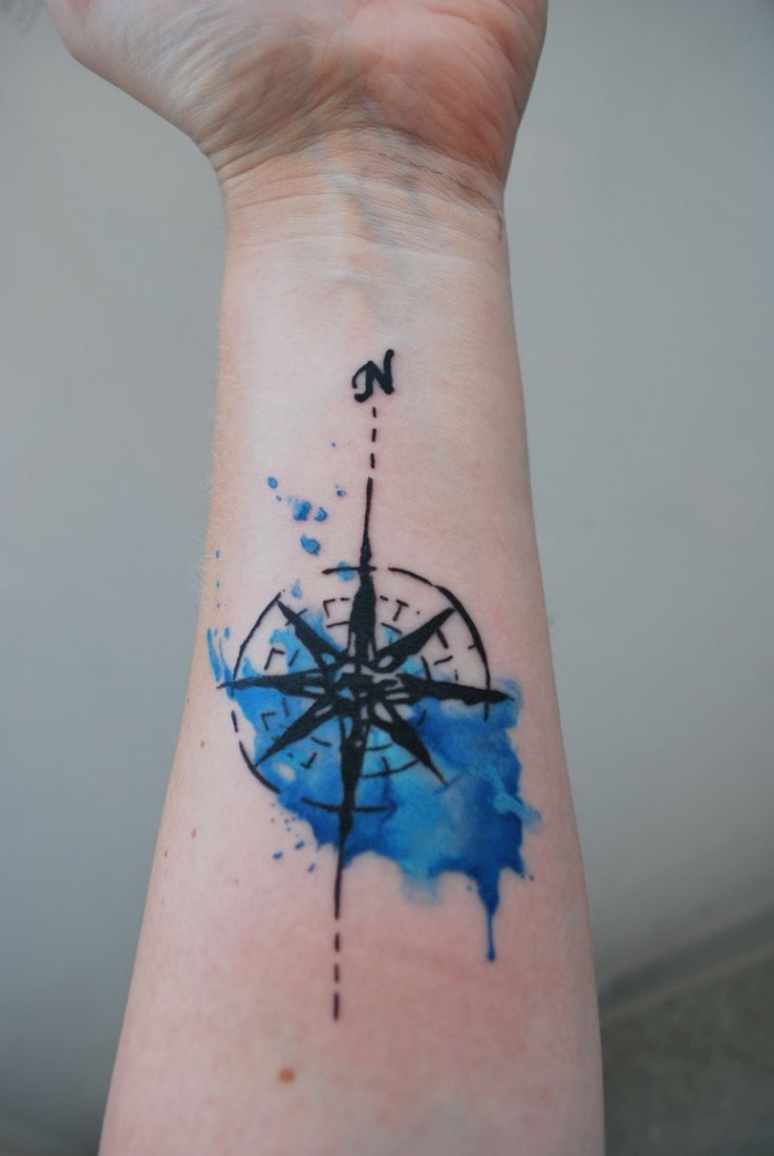 blaue wasserfarbe, tattoo vorlagen arm, weltrichtung norden, geometrische elemente