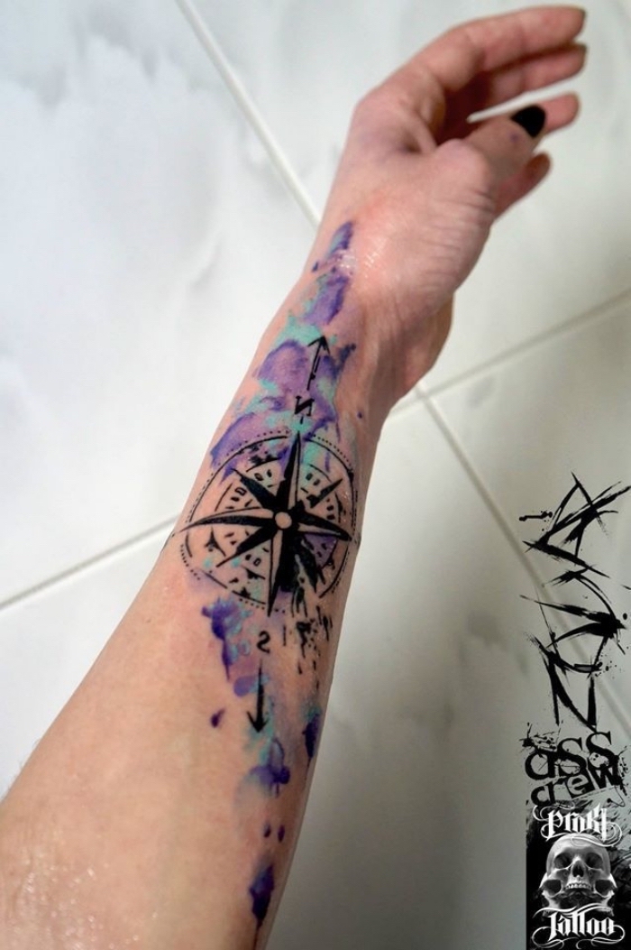 wasserfarben tätowierung in lila und blau, tattoo vorlagen arm, weiße fliesen