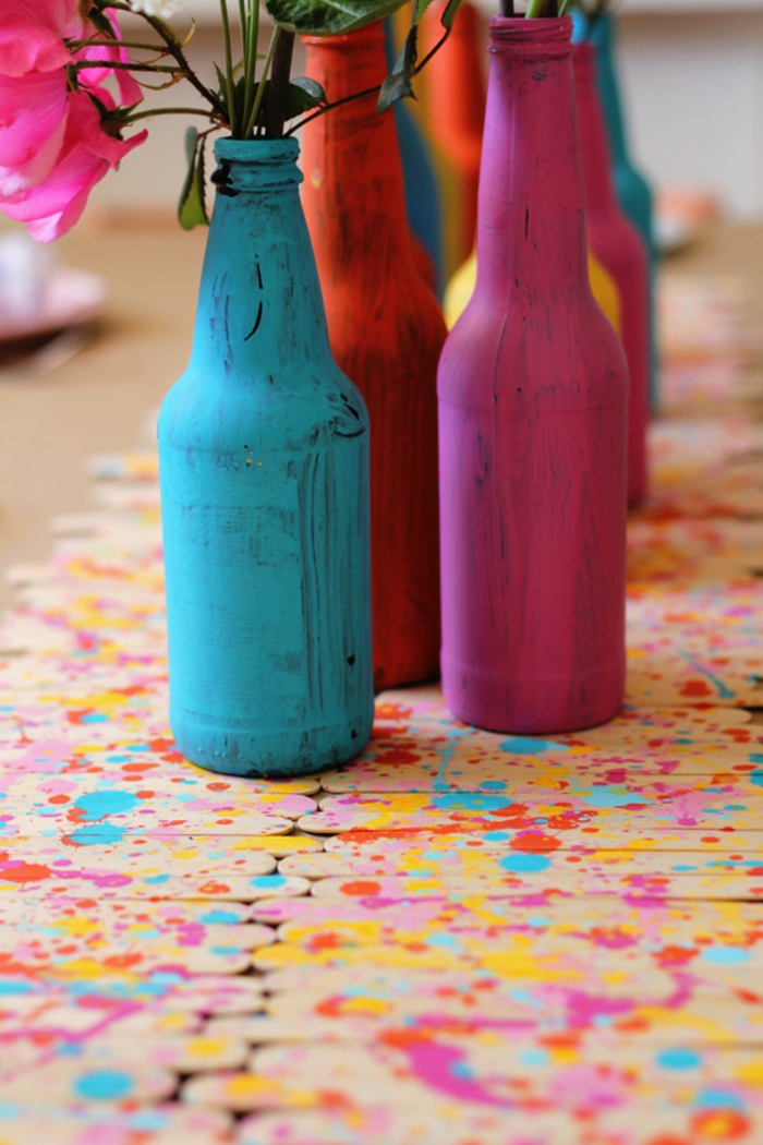 blumen in flaschen tischdeko ideen für den tisch festliche dekorationen, bunte glasflaschen deko