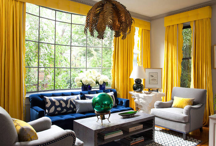 wandfarbe grau mit krass gelben vorhängen kombinieren, großes fenster, blaues sofa, grüner kugel auf dem tisch