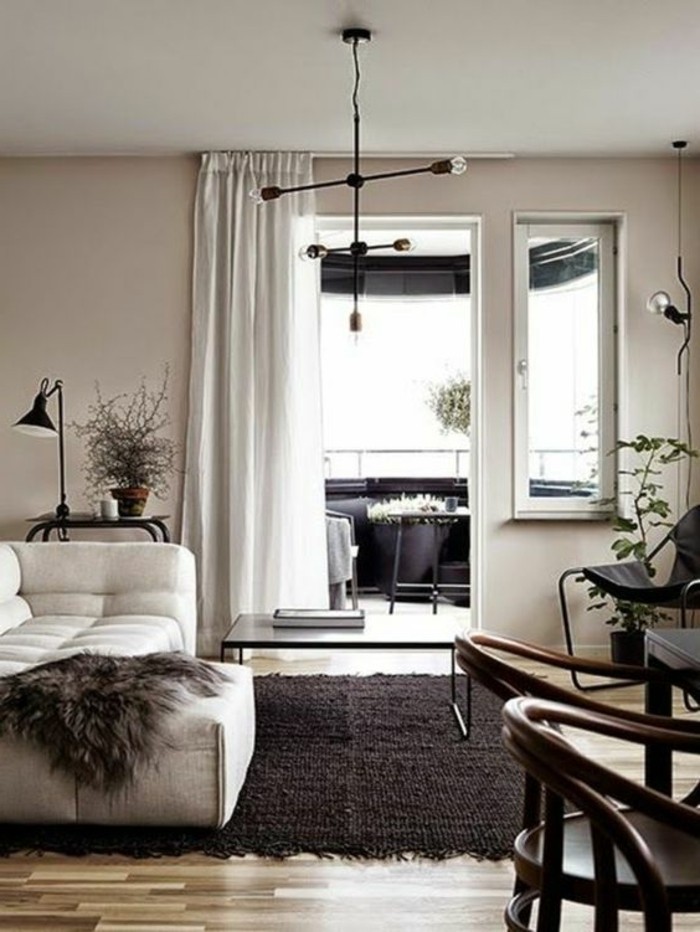 schwarz weiß zimmerdesign ideen, schwarzer teppich, weiße vorhänge, stuhl dekor ideen, kleine terrasse
