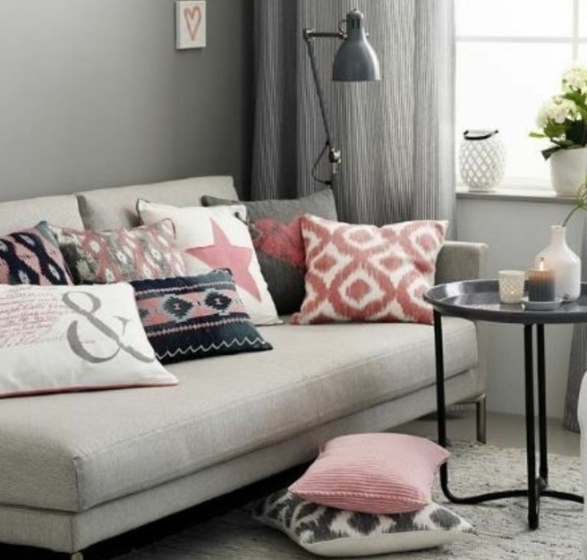 wandgestaltung wohnzimmer, ein sofa mit vielen kissen, rosarot deko, sterne, blumen, vasen, kerzen