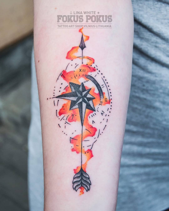 wasserfarben tattoo kompass, orange wasserfarbe, langer pfeil, zahlen