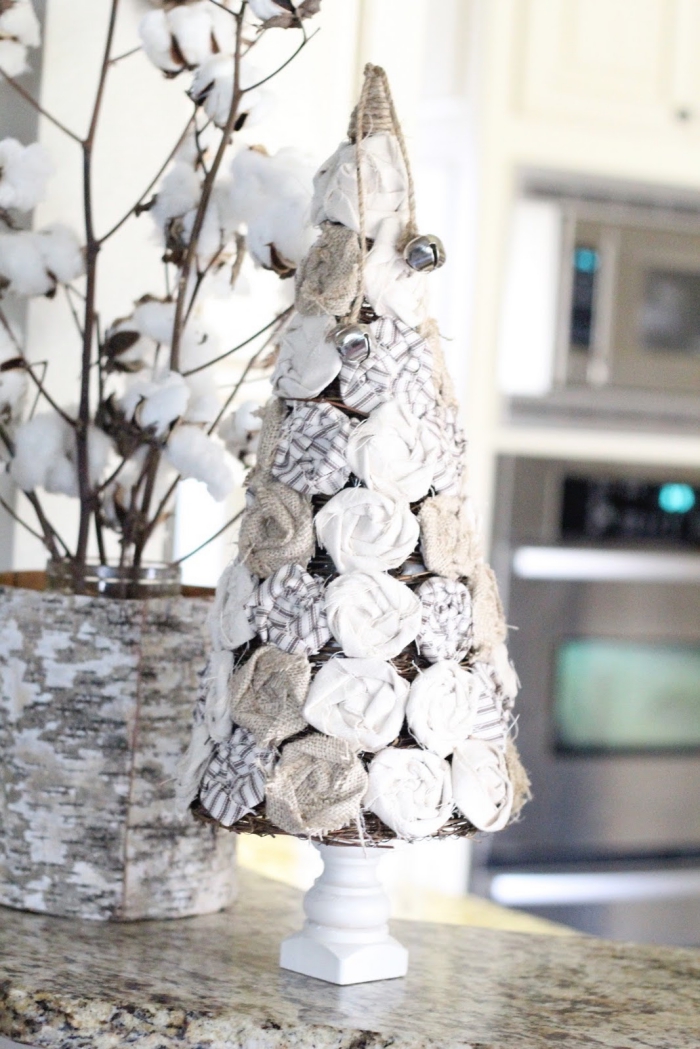 tannenbaum dekoriert mit rosen aus stoff, weihnachtsdeko basteln, vase mit zweigen