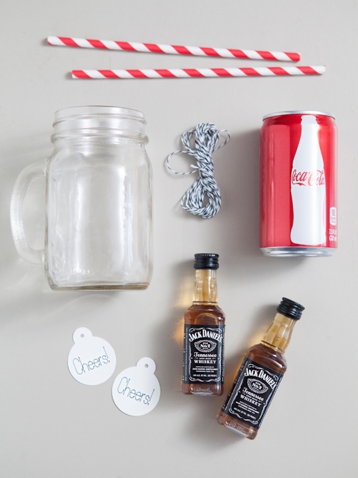 Kreatives Weihnachtsgeschenk selber machen, Whiskey Jack Daniels und Coca Cola mit Strohhalm in Einmachglas mit Henkel 
