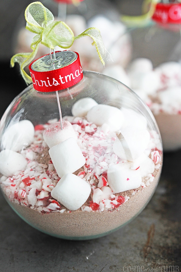 Schokoladenpulver und Marshmallows in durchsichtige Weihnachtskugel füllen, originelles DIY Geschenk zu Weihnachten 