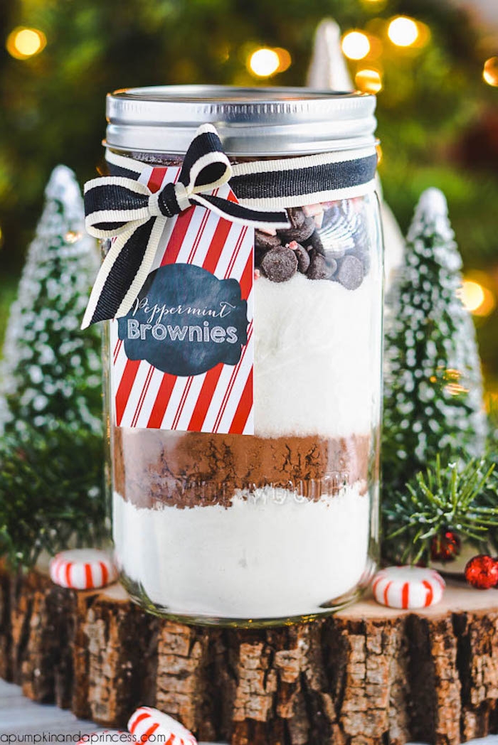 Schokoladenpulver und Pralinen in Einmachglas füllen, mit Dekoband und Anhänger dekorieren, originelles DIY Weihnachtsgeschenk 
