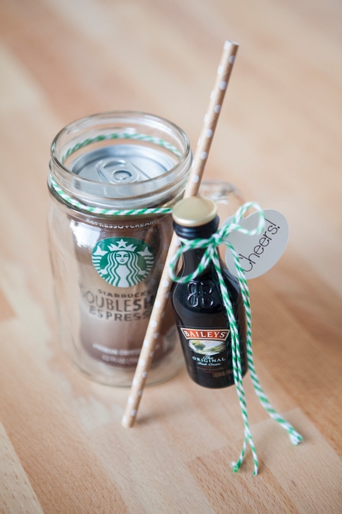 Espresso und Baileys in Glas mit Strohhalm und Anhänger zu Weihnachten schenken, cooles Geschenk für Freundin