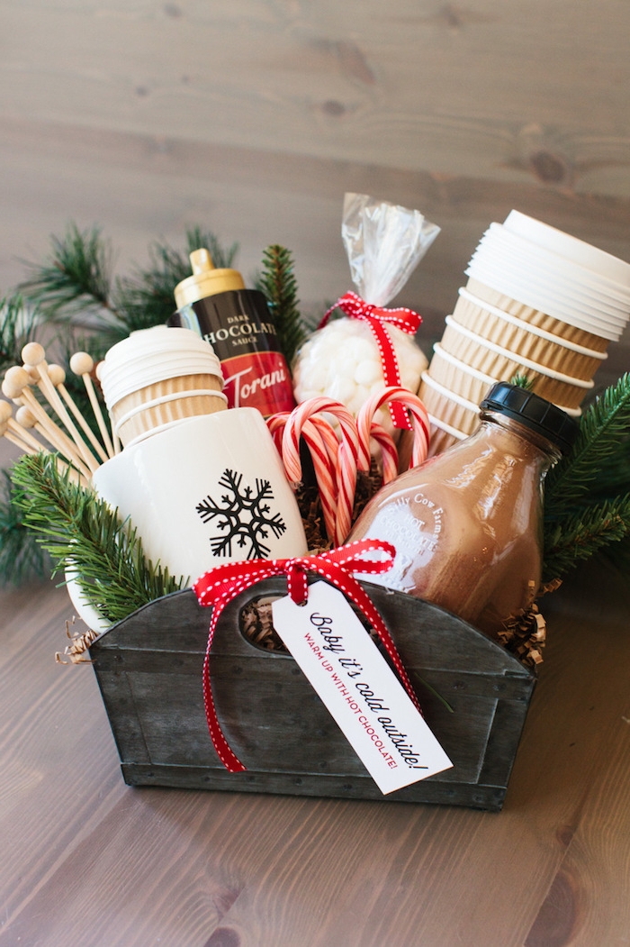 Geschenkkorb selbst zusammenstellen und zu Weihnachten schenken, heiße Schokolade, Becher und Süßigkeiten darin 