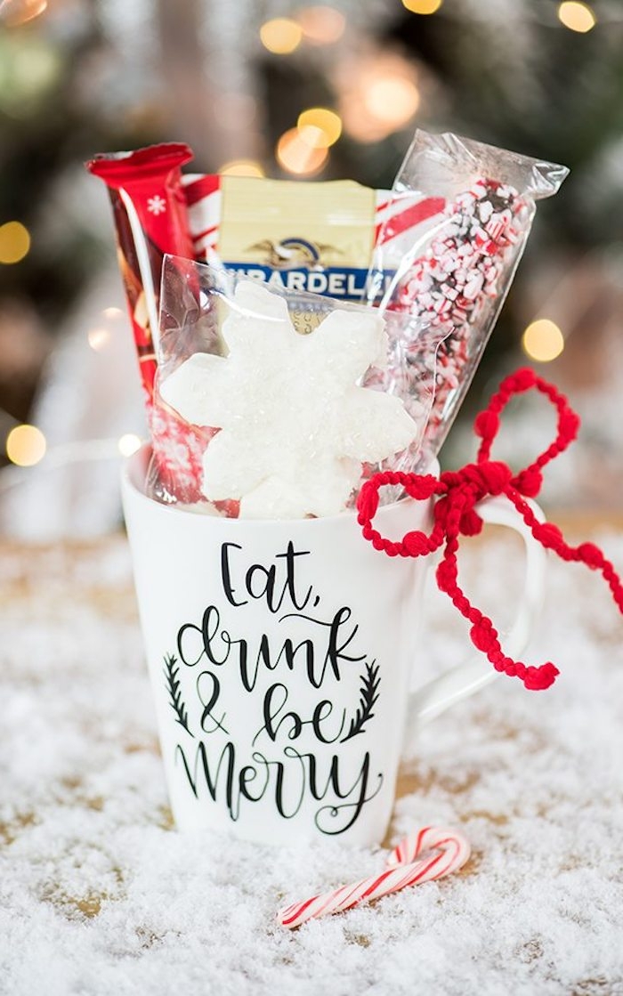 Personalisierte Tasse voll mit Leckereien zu Weihnachten schenken, DIY Weihnachtsgeschenke für Ihre Lieben 