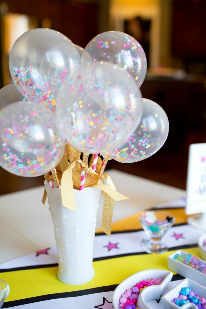 Tischdeko Geburtstag selber machen, Ballons mit Konfetti, goldene Bänder, eine weiße Vase