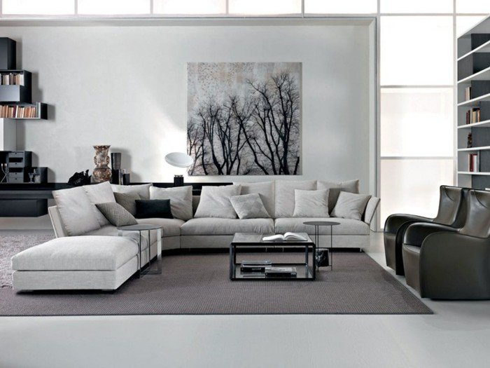 ein weißes Sofa, grauer Teppich, ein graues Bild, zwei schwaze Sessel, Wohnzimmer Ideen für kleine Räume
