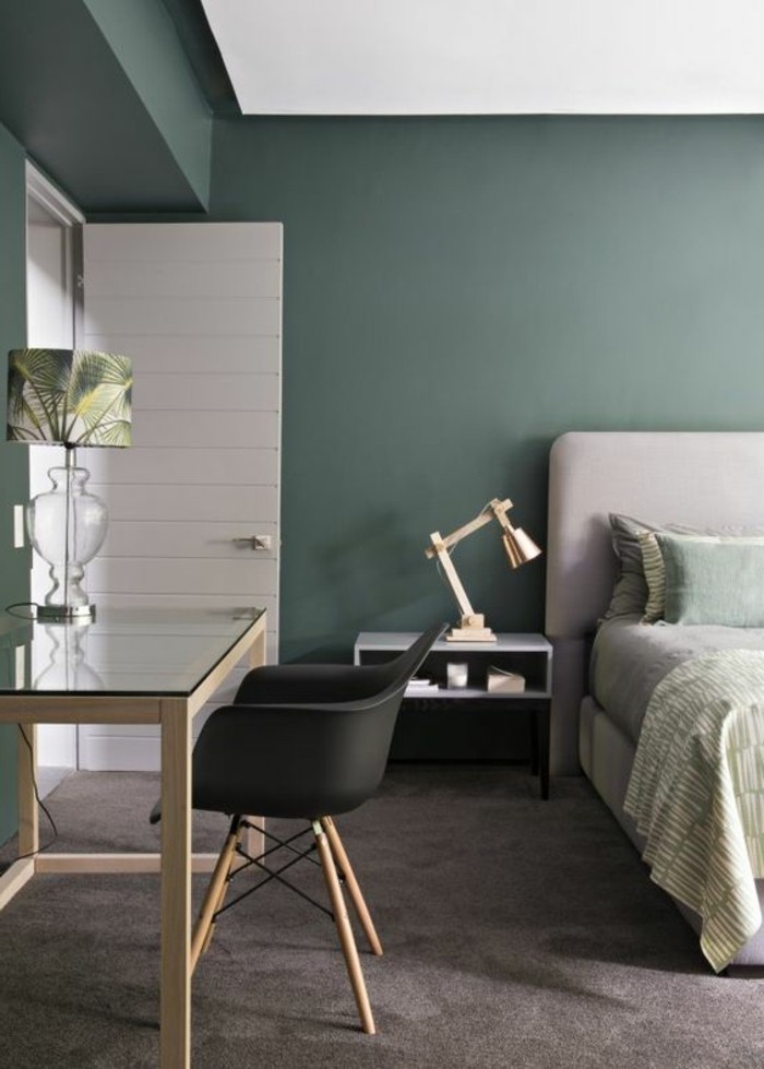 schöner wohnen ideen zum entlehnen, simples zimmerdesign in grüngrau und hellgrau, schwarzer stuhl am schminktisch