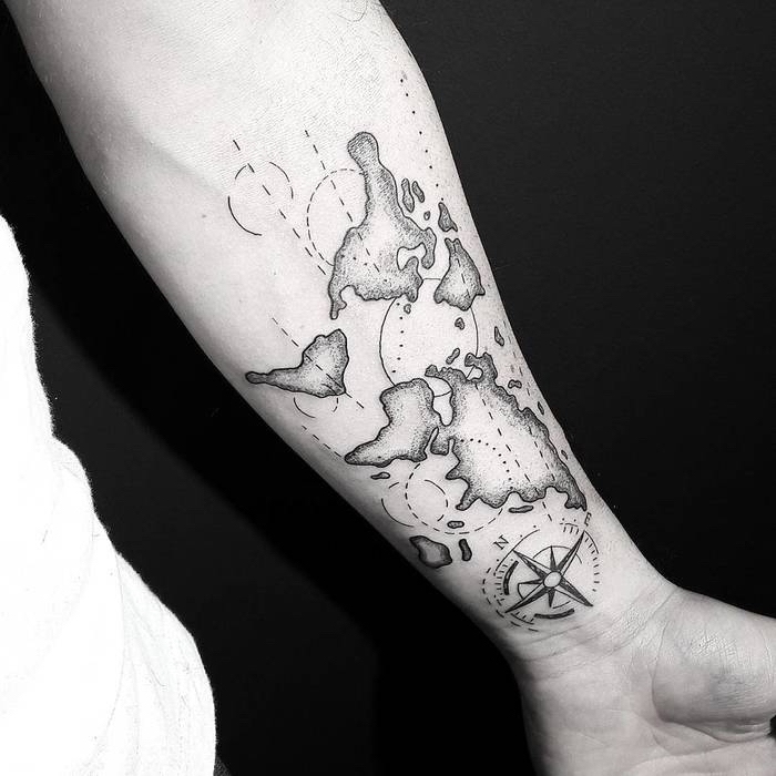 weltkarte tattoo am arm, viele kreise, die erdteile, geometrische elemente