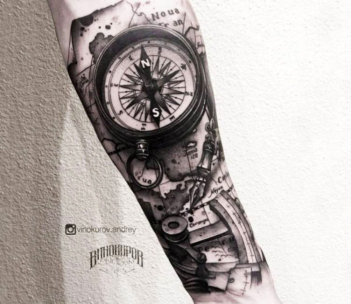 blackwork tätowierung, großes weltkarte tattoo in kombination mit kompass und machanischen elementen