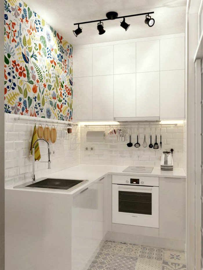 kleines zimmer einrichten, küche in weiß mit bunten deko elementen an der einen wand, spülbecken, backofen, gute beleuchtung