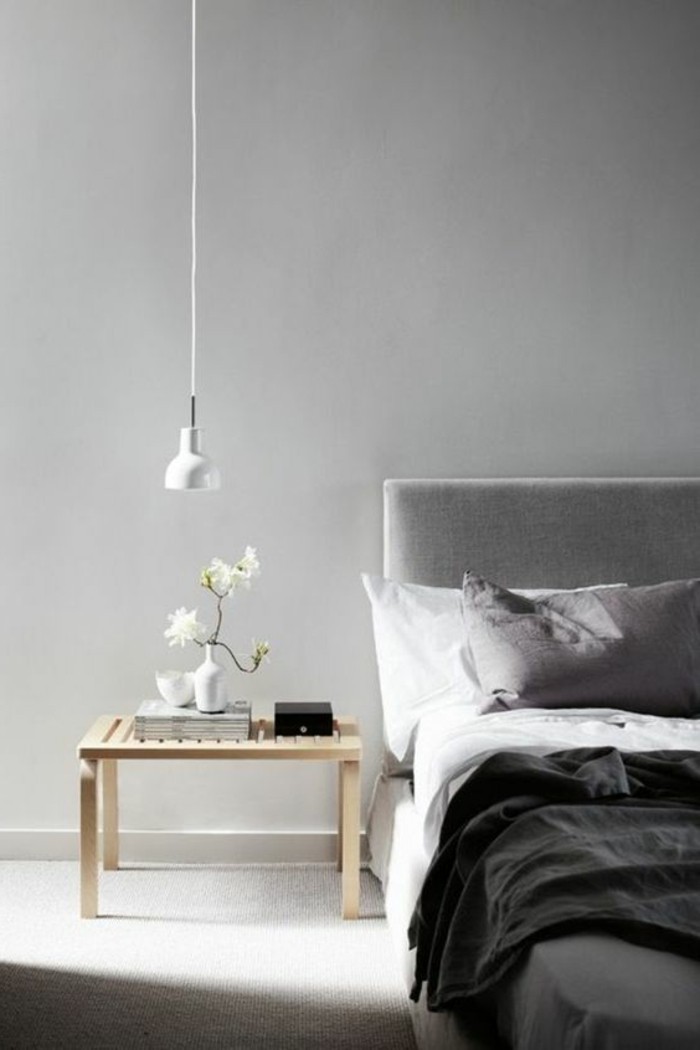 welche farben passen zusammen, klassische kombination schwarz und weiß, schlafzimmer design mit einer blume in vase neben dem bett