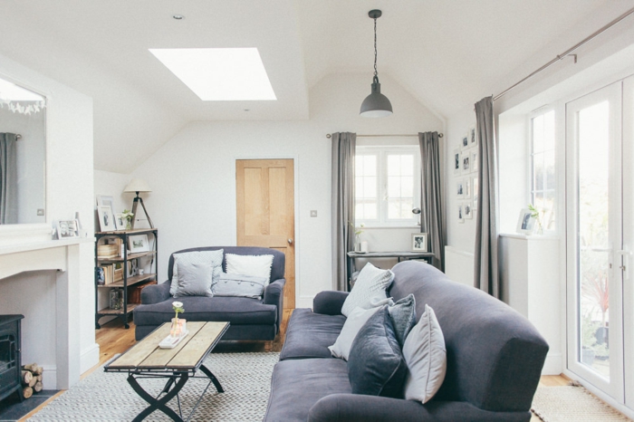 graue Wohnzimmermöbel, ein weißer Teppich, ein kleiner Couchtisch, Wandgestaltung Ideen selber machen