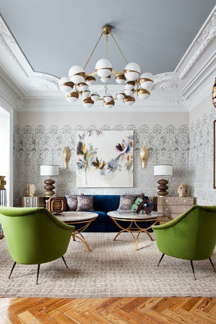 zwei grüne Sessel, beige Wände, zwei runde Tische, beiger Teppich, Wandgestaltung Ideen selber machen