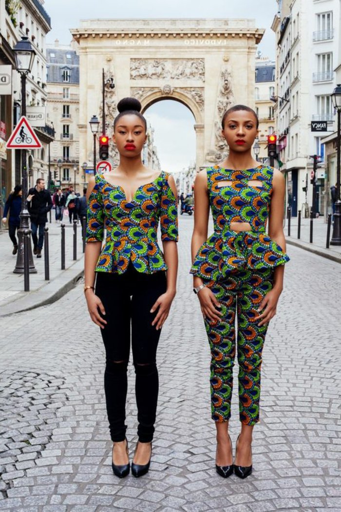 afrikanische stoffe online kaufen ideen wie sie mit dem modernen stil zu kombinieren, zwei models stehen in der straße und machen fotos