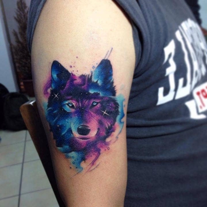 mann mit wolf tattoo am oberarm, blaue augen, lila und blaue akzente