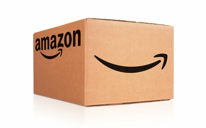 ein Lächeln von Amazon auf einem Karton, die Aufschrift Amazon auf dem Box