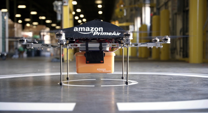 eine Drohne, Amazon PrimeAir mit einem Pakett auf dem Flugplatz, mit vielen Flossen