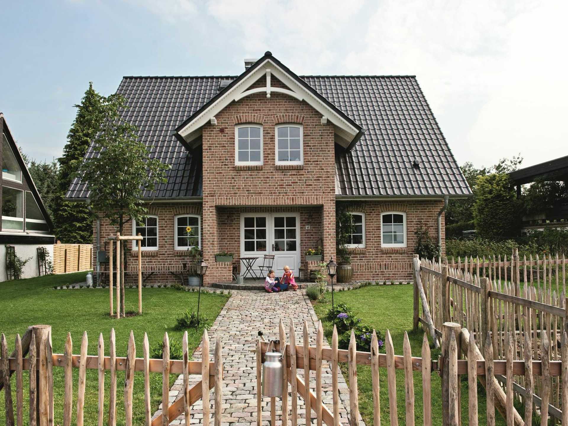 ein Musterhaus von Viebrockhaus, das erwünsche Haus mit Garten und die Kinder vorne