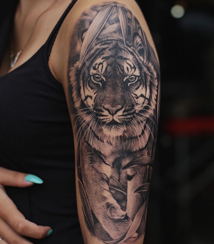 arm tattoo frau, lange blaue nägel,große 3d tätowierung mit tiger motiv