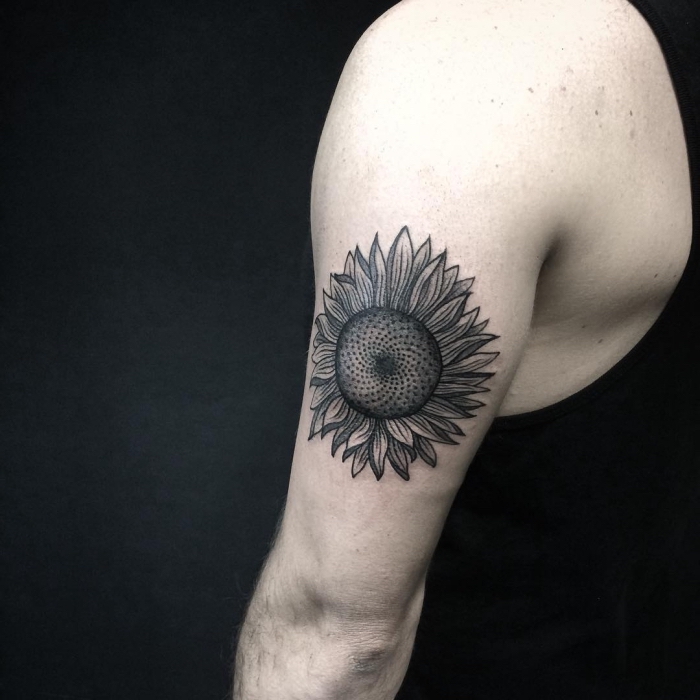 schwarz graue sonnenblume, florales motiv, arm tattoo mann, blüte