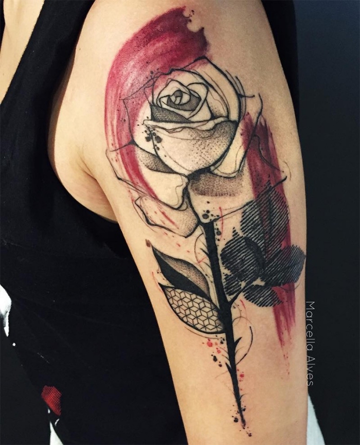 arm tattoos ideen, blackwork tattoo mit roten akzenten, blumen motiv, rose