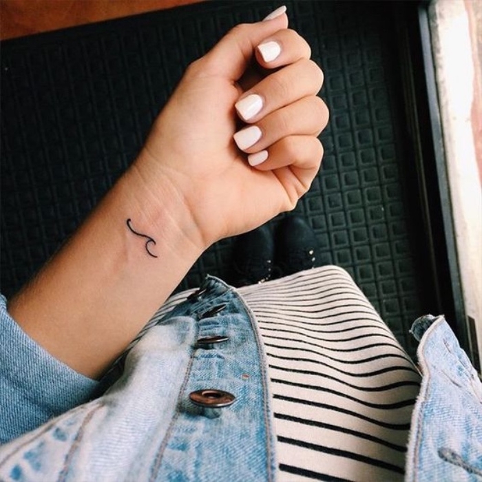tattoos zum inspirieren, frauen tattoos, tattoo handgelenk eine welle als tattoodesign, weiße nägel