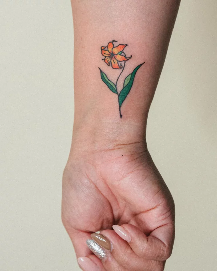 blumen tattoo am handgelenk bunt