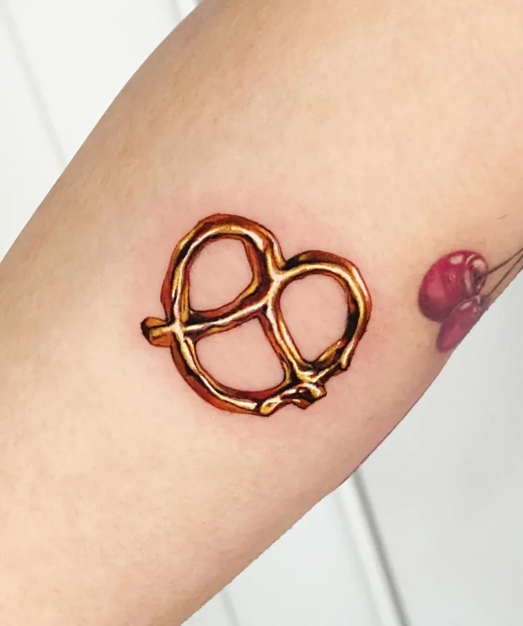 brezel tattoo gold