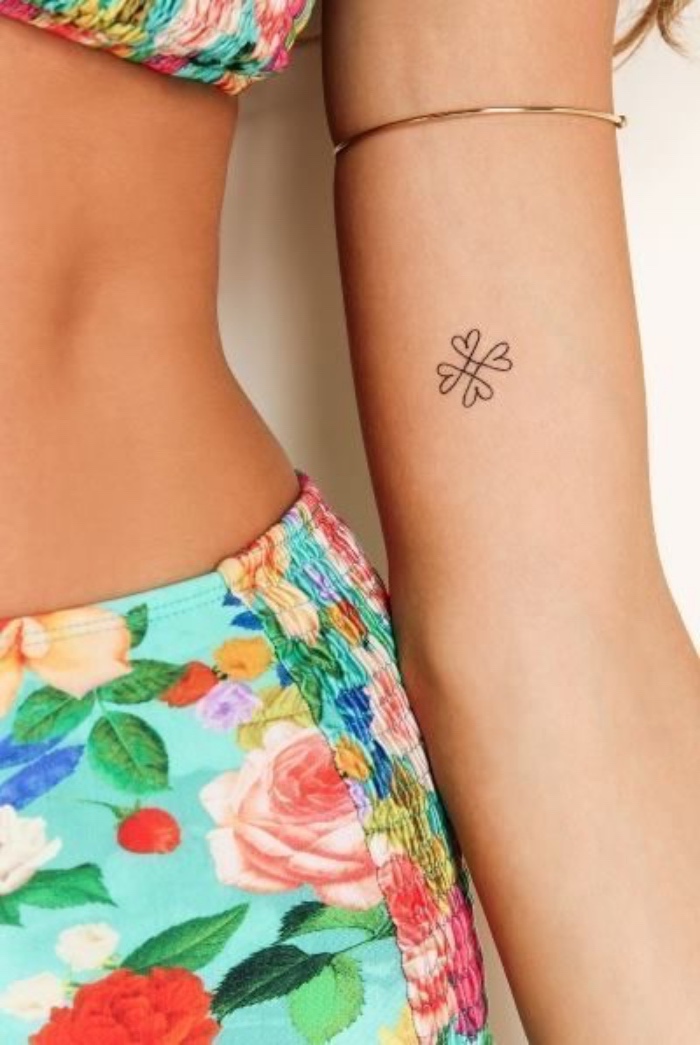 tattoo ideen zum inspirieren, damentattoo klein an der hand, outfit with flowers, summer mood, armband hoch am arm