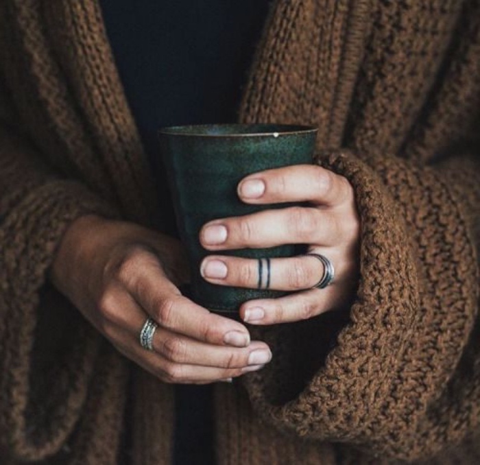 mini tattoos zum erstaunen, tattoos sehen wie ringe aus, designer ideen, eine frau hält ihre tasse mit tee oder kaffee