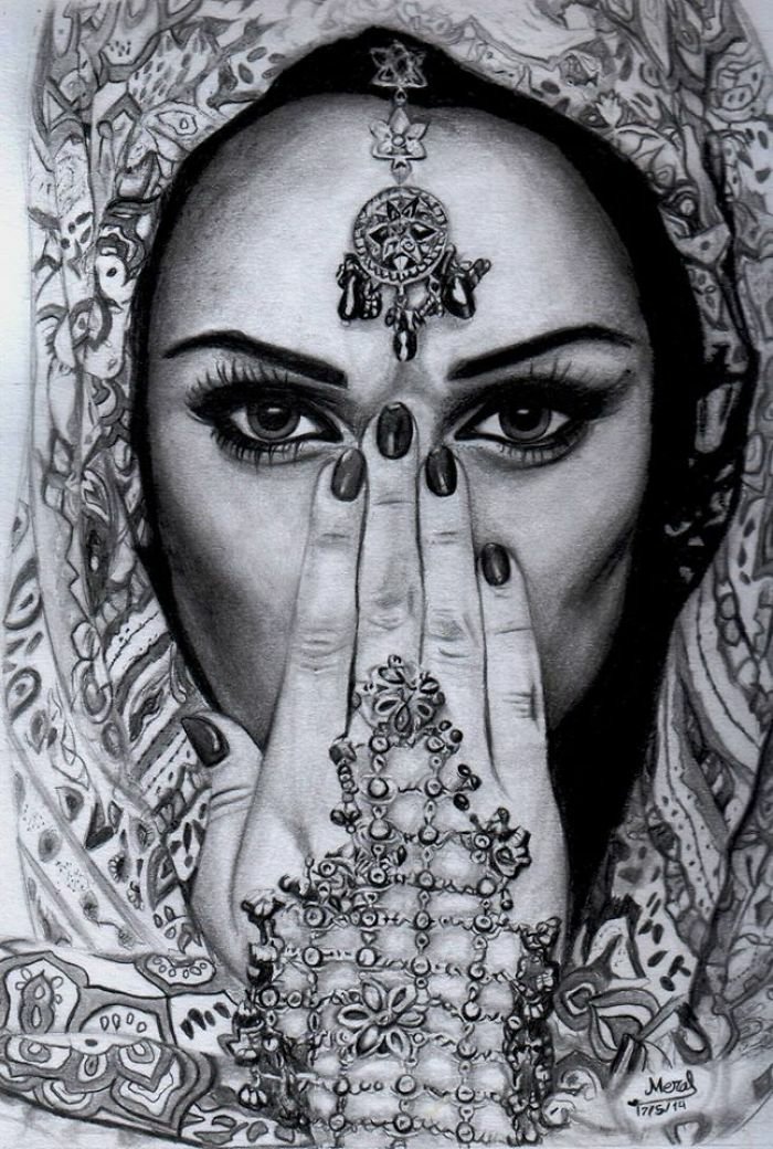 ein Mädchen in Schwarz Weiß, ein arabisches Mädchen gezeichnet mit Haarschmuck und Handschmuck