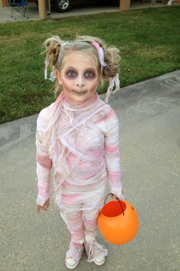 halloween kostüme für kinder, ein kleines gespenst oder mumie, prinzessin lea in totenvariant, kürbiskorb
