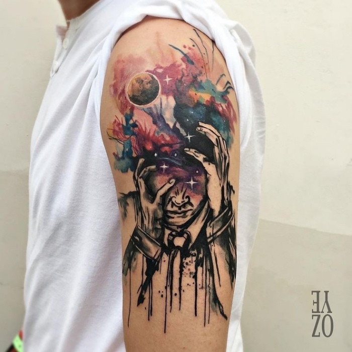 farbiges oberarm tattoo, abstrakte tätowierung, mann mit mond im hintergrund, wasserfarben