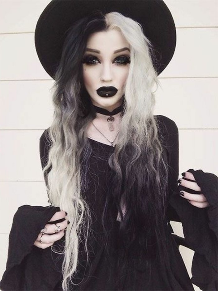 kostüme halloween, schwarz weiße haare, schwarzes kleid, volle schwarze lippen, große augen