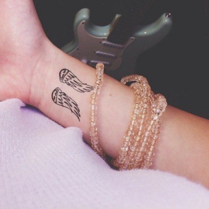 tattoos federtattoo, design idee, armband armbänder, quitarre, kitarre, hintergrund