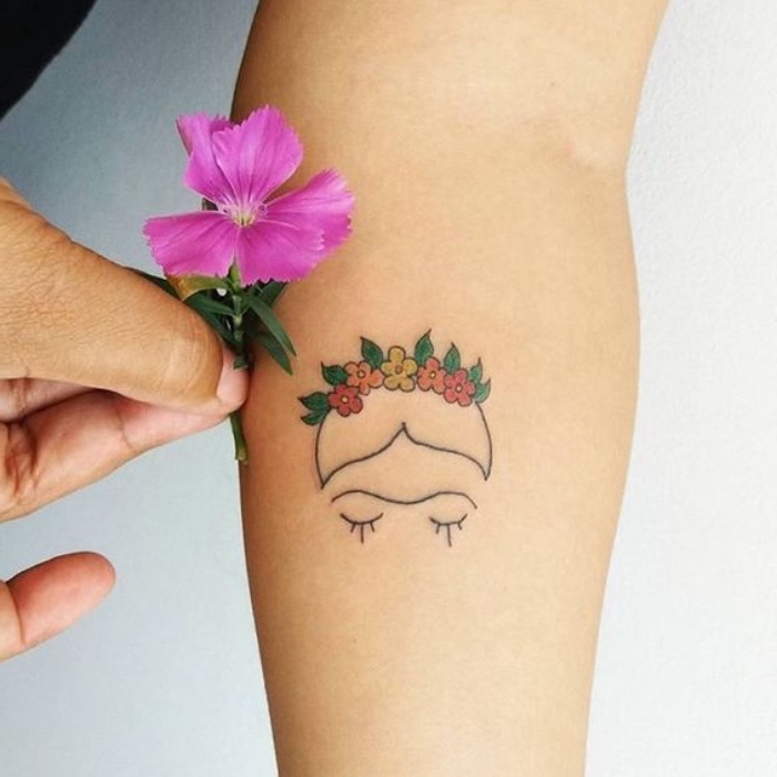 min tattoos vorlagen, frida kahlo, bunte blumen, eine wahre blume daneben, deko schöne inspirierende fotos